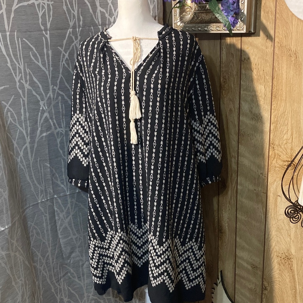Elegant Black and White Patterned Long Sleeve Dress